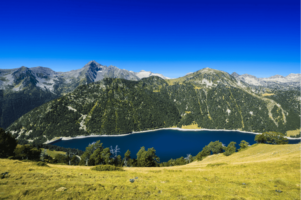 Un lago en medio de las montañas en Saint-Lary