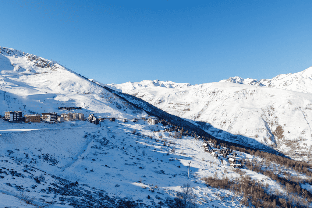 Las montañas de Saint-Lary en invierno, cubiertas de nieve