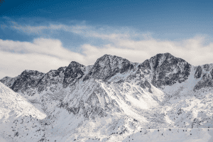 Montagnes enneigées dans les Pyrénées en hiver