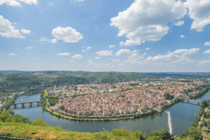 Vue aérienne de la ville de Cahors avec maisons et fleuve
