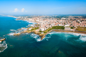 Vue aérienne de la ville de Biarritz et de l'océan Atlantique