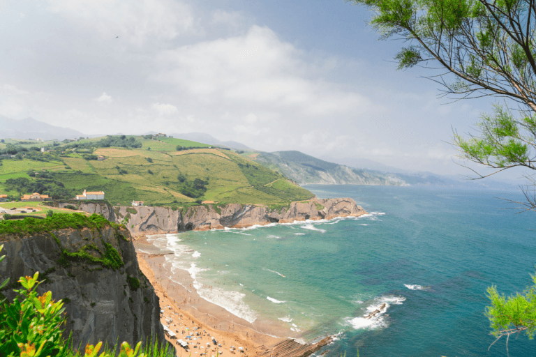 Vue aérienne du Pays Basque avec océan et montagnes