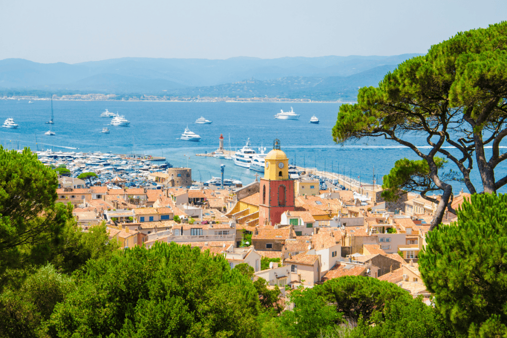 Vue aérienne d'un village en Provence