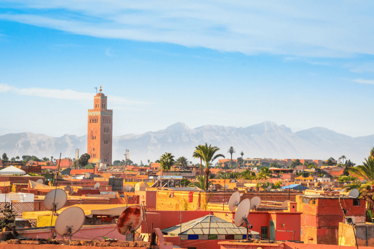 Vue aérienne d'un village marocain avec les montagnes