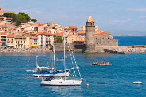 Vue aérienne sur la mer et la ville de Collioure