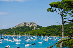 Vue sur Porquerolles et ses bateaux