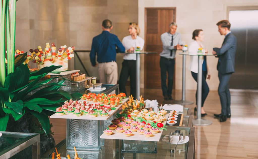 Vue des canapés et des tartelettes sur Table de Buffet