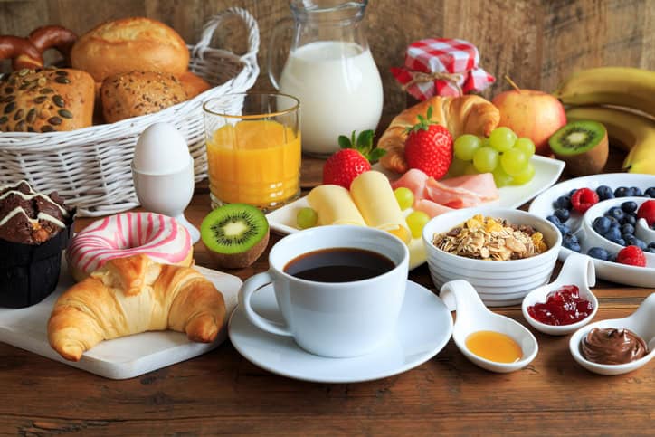 Table de petit-déjeuner richement dressée