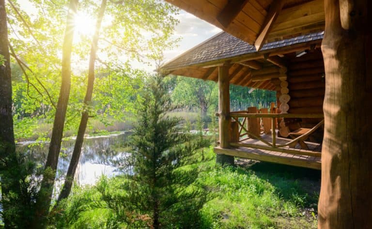 Une cabane au bord de l'eau.
