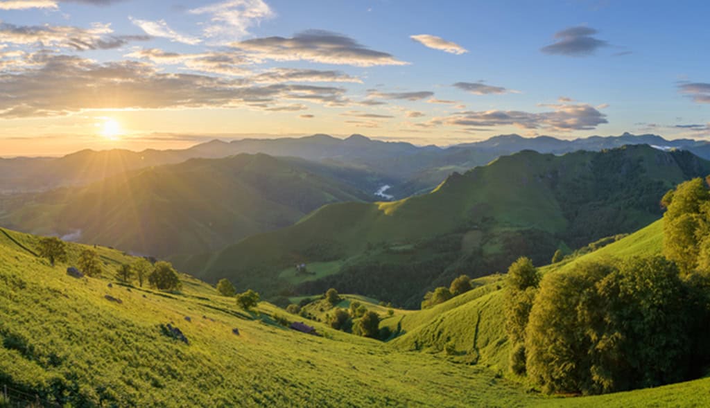 Vue sur les montagnes vertes des pyrénées