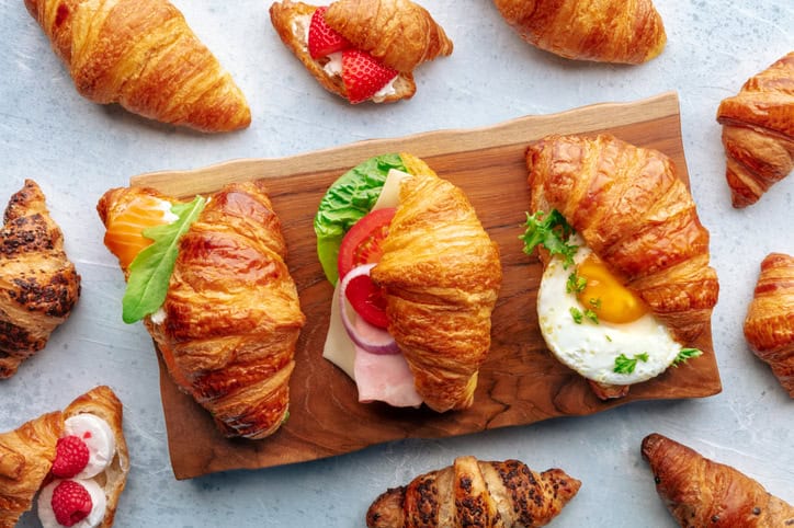 Variété de sandwich croissant. Divers croissants farcis, couchés à plat.