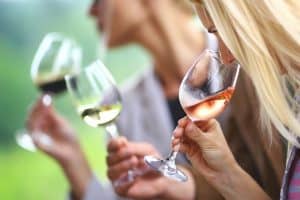 Deux femmes lors d'un team building dégustation de vin