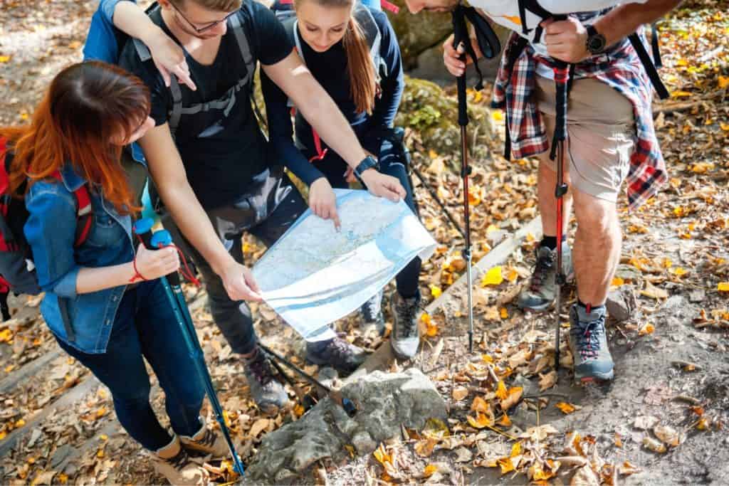 Groupe de collègue lors d'une course d'orientation en forêt