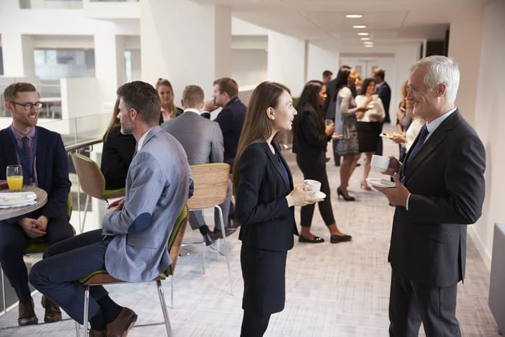 Pause-café des participants à un congrès