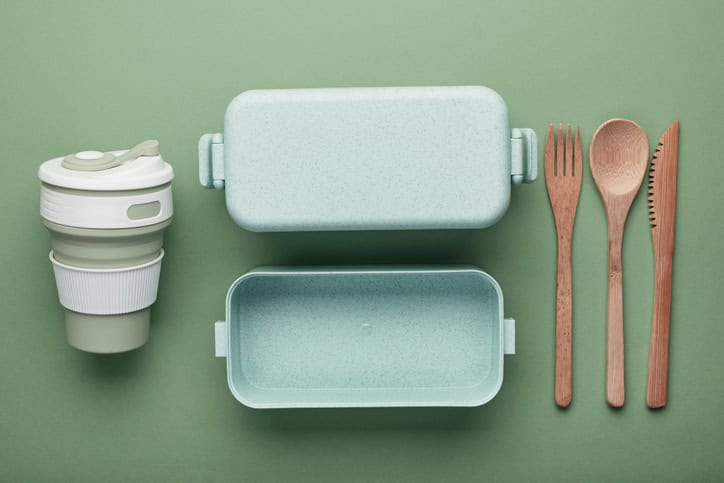 Concept de déjeuner zéro déchet. Tasse et boîte réutilisables, couverts en bambou.