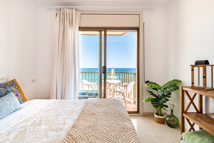 Chambre avec terrasse et vue mer.