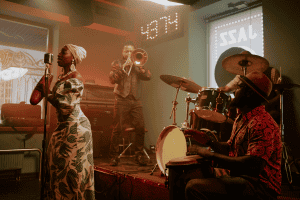 Chanteuse et musiciens de jazz