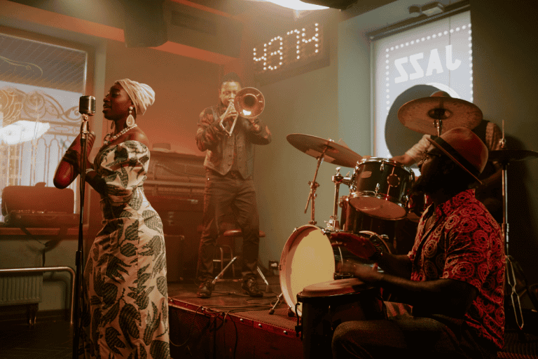 Chanteuse et musiciens de jazz