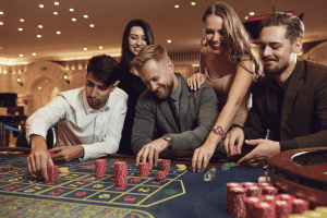 Collaborateurs jouant aux jeux dans un casino