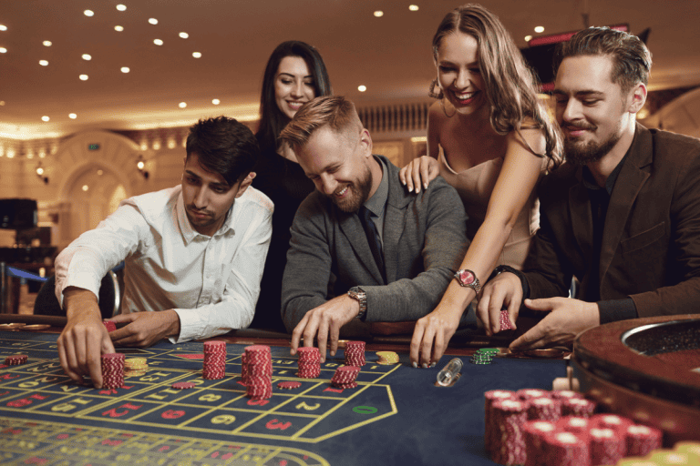 Collaborateurs jouant aux jeux dans un casino