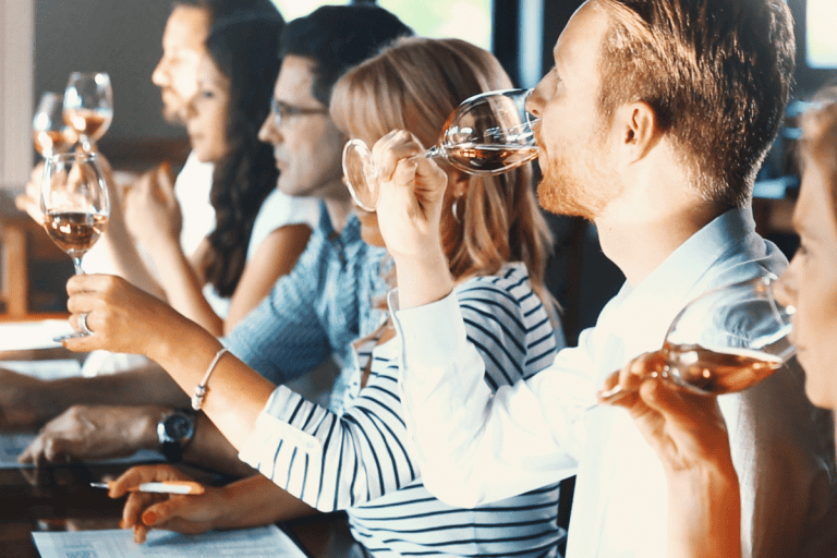 Collaborateurs qui goutent du vin