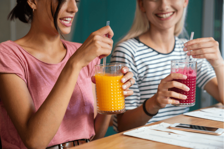 Deux femmes qui boivent leur mocktail