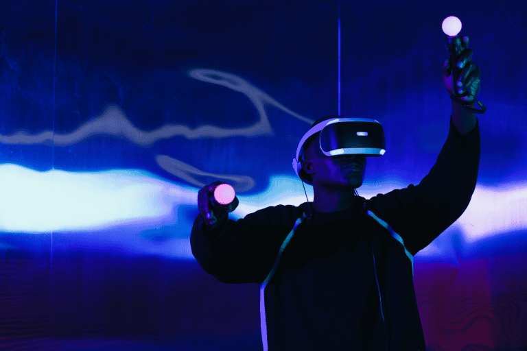 Homme participant à une animation de réalité virtuelle