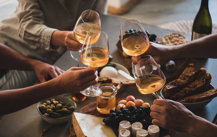 Amis ayant une dégustation de vin ou célébrant un événement avec du vin