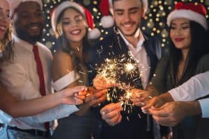 Collaborateurs qui fêtent Noël ensemble