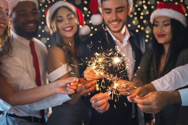 Collaborateurs qui fêtent Noël ensemble