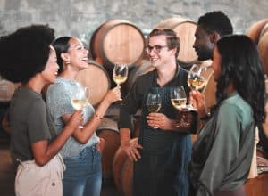 Groupe de collaborateurs qui participent à un casino des vins