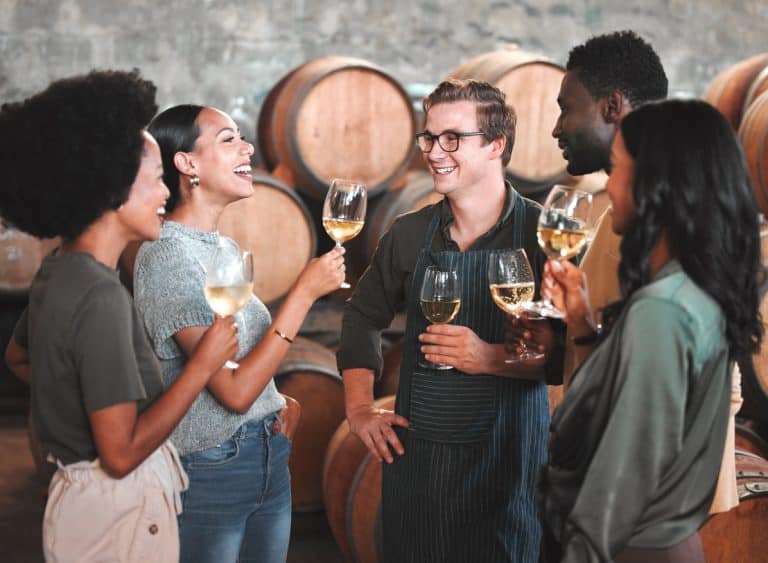 Groupe de collaborateurs qui participent à un casino des vins