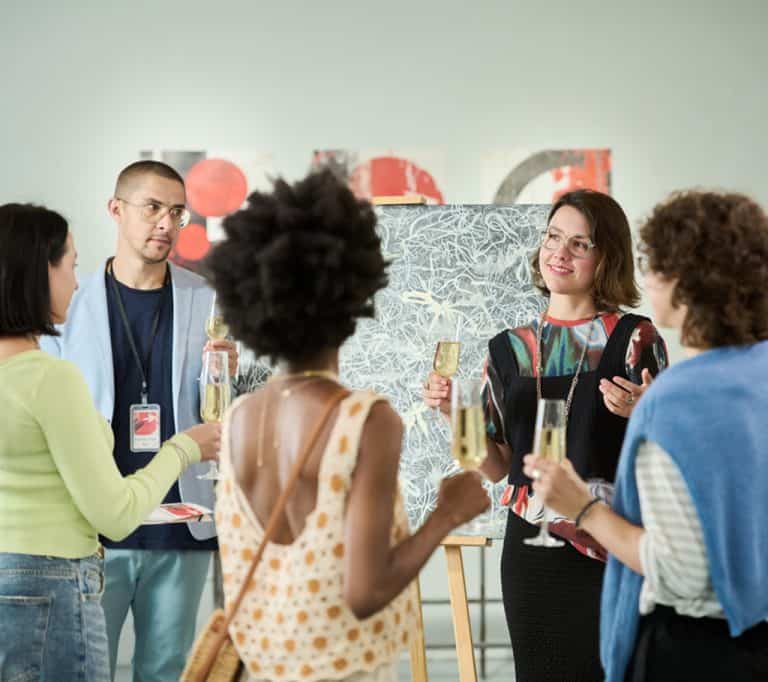 Discussion de l’idée principale du chef-d’œuvre lors d'une inauguration d'un musée.