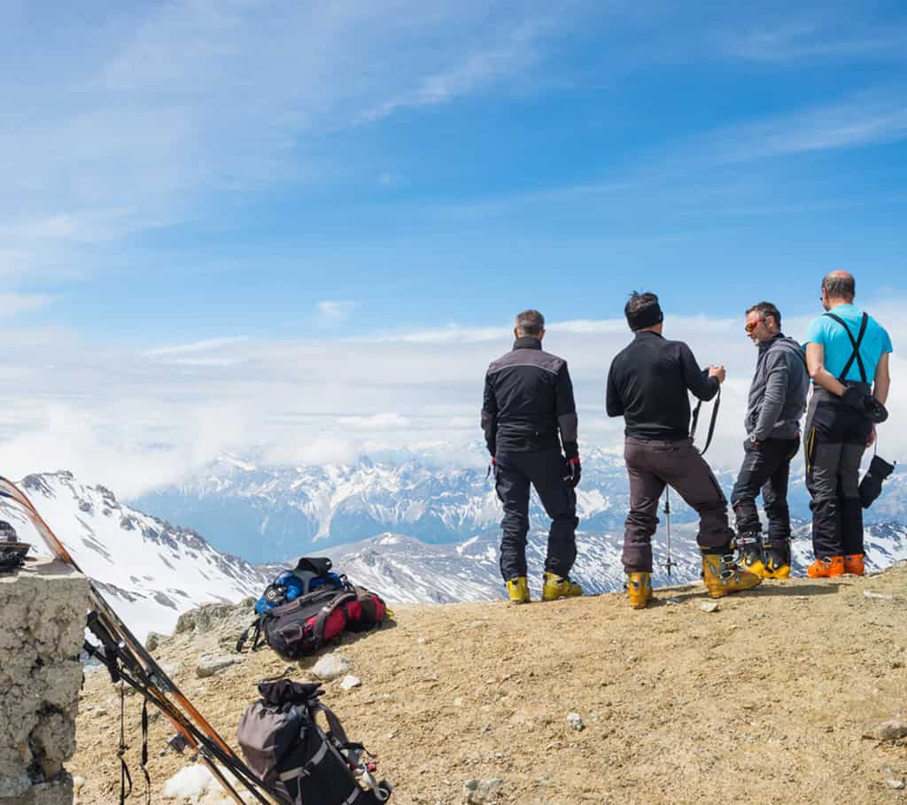 Les alpinistes au sommet à haute altitude dans les Alpes