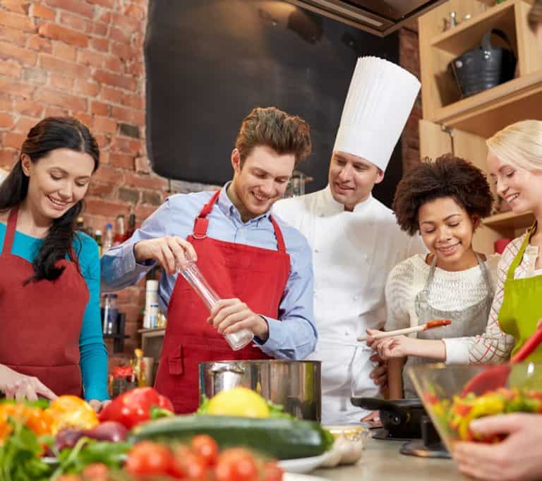 Team building gastronomique avec cours de cuisine.