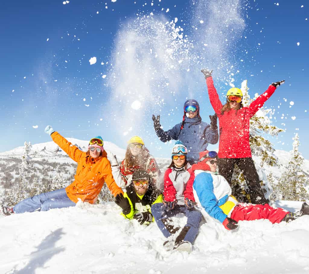 Vacances d’hiver des skieurs et snowboarders heureux